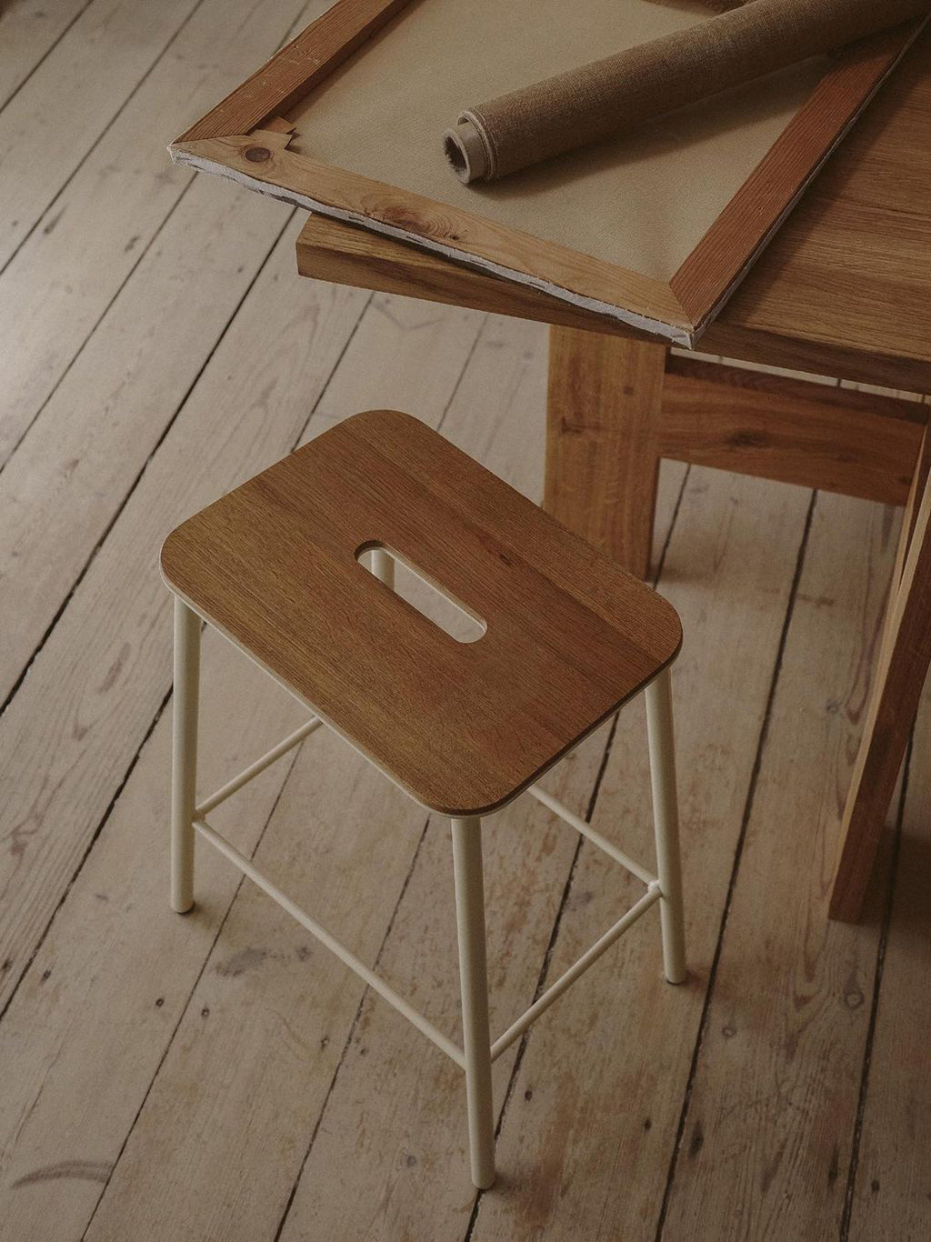 Adam Stool Warm White, Frama