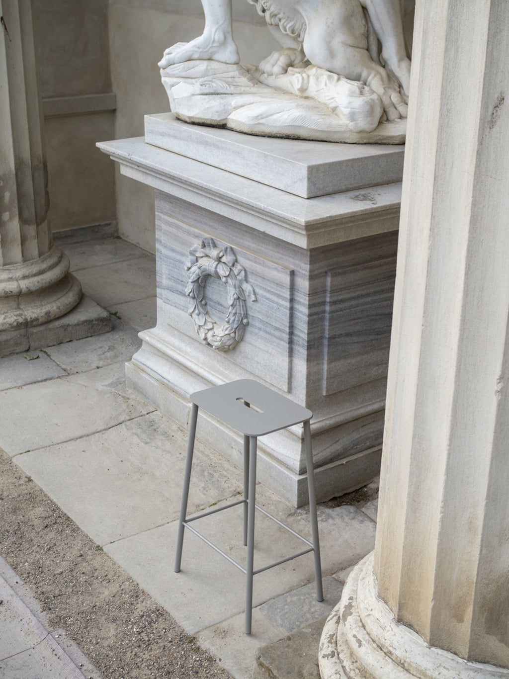 Adam Stool Mono, Frama