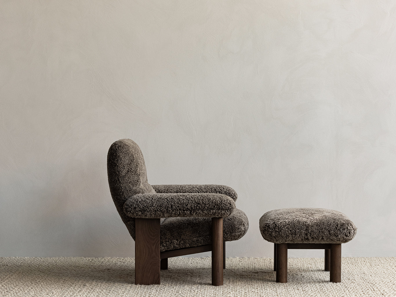 Brasilia Ottoman Dark Stained Sheepskin Root, Menu