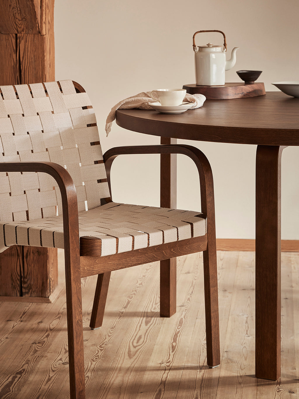 Aalto Table Round Walnut Stained, Artek