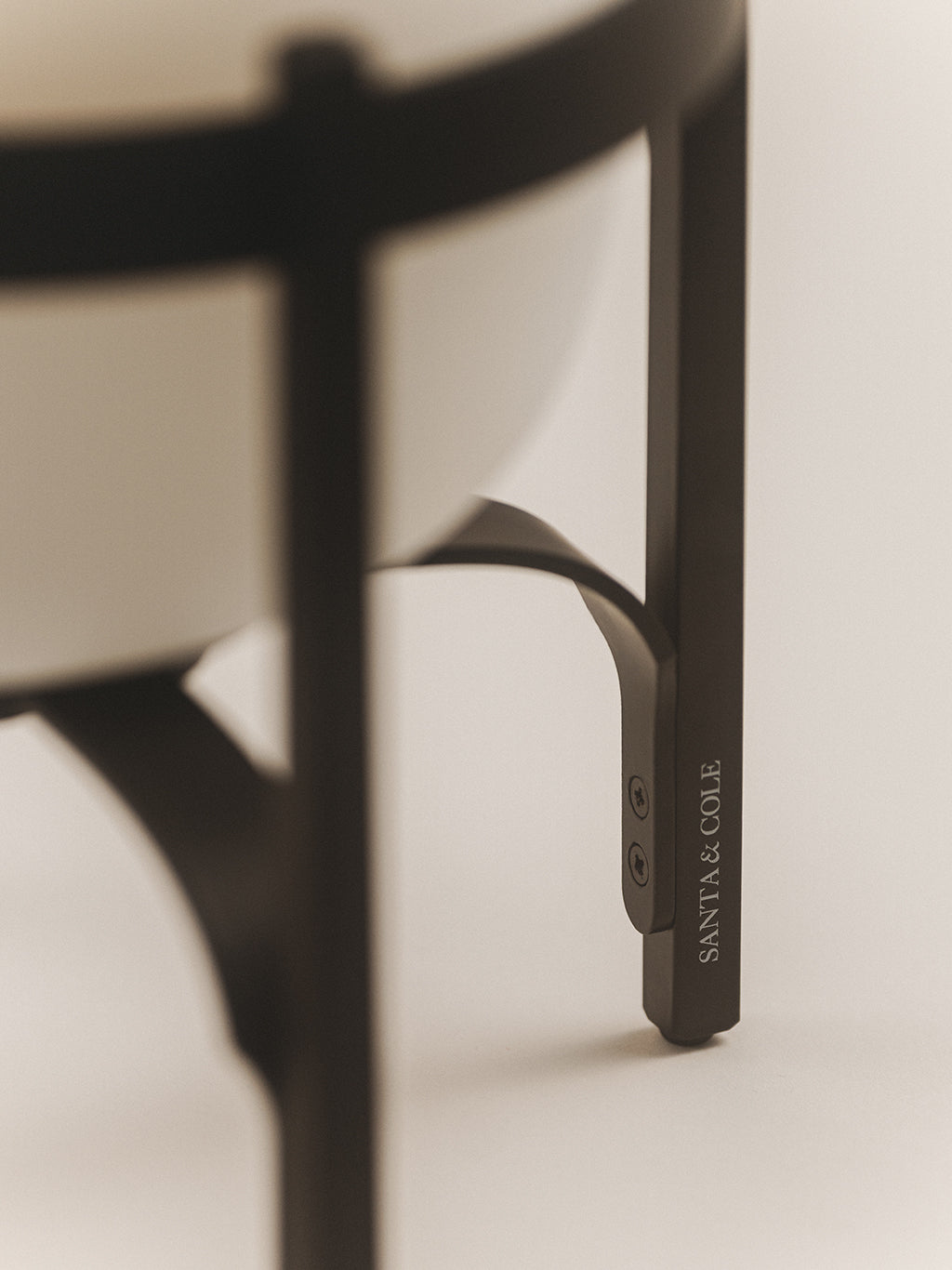 Cestita Alubat, Santa & Cole