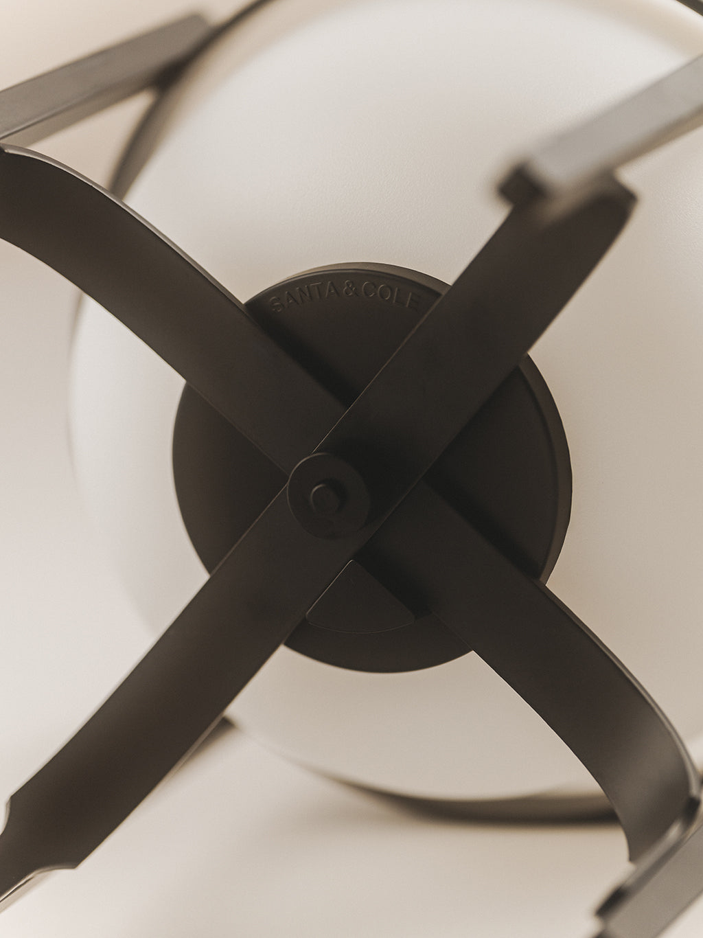 Cestita Alubat, Santa & Cole