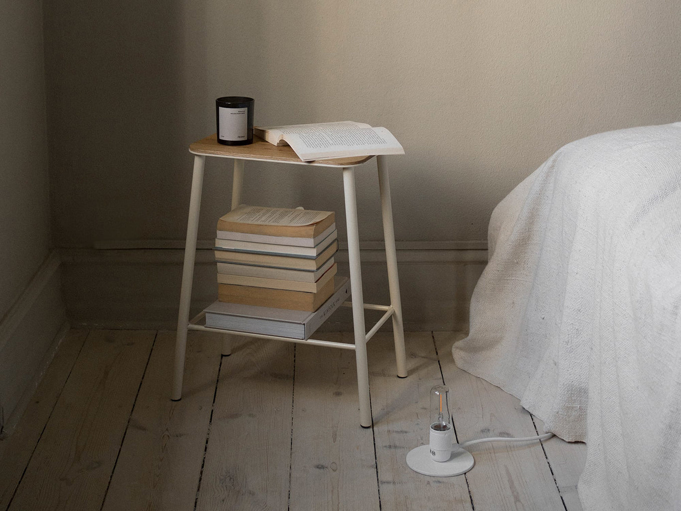 Adam Stool Warm White, Frama
