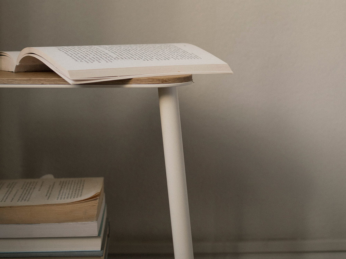 Adam Stool Warm White, Frama