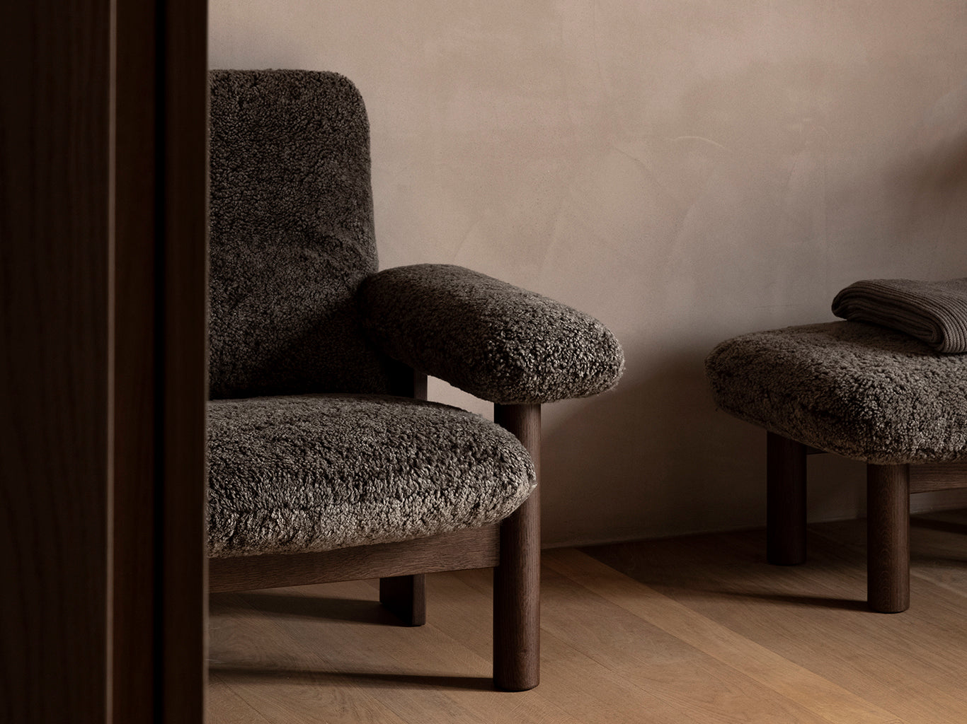 Brasilia Lounge Chair Dark Stained Oak Sheepskin Root, Menu